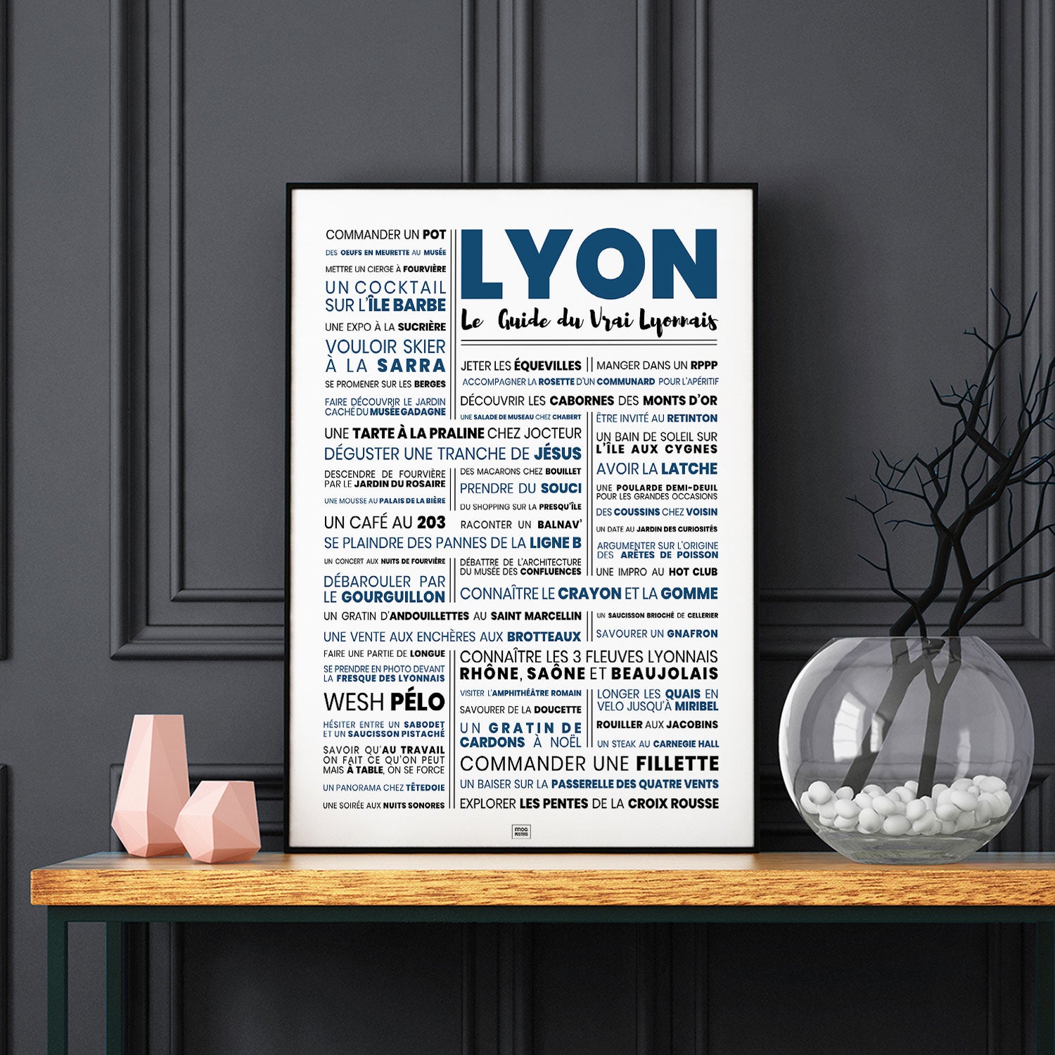 Affiche lyon : le guide du vrai lyonnais - La suite, affiche minimaliste, sur fond sombre