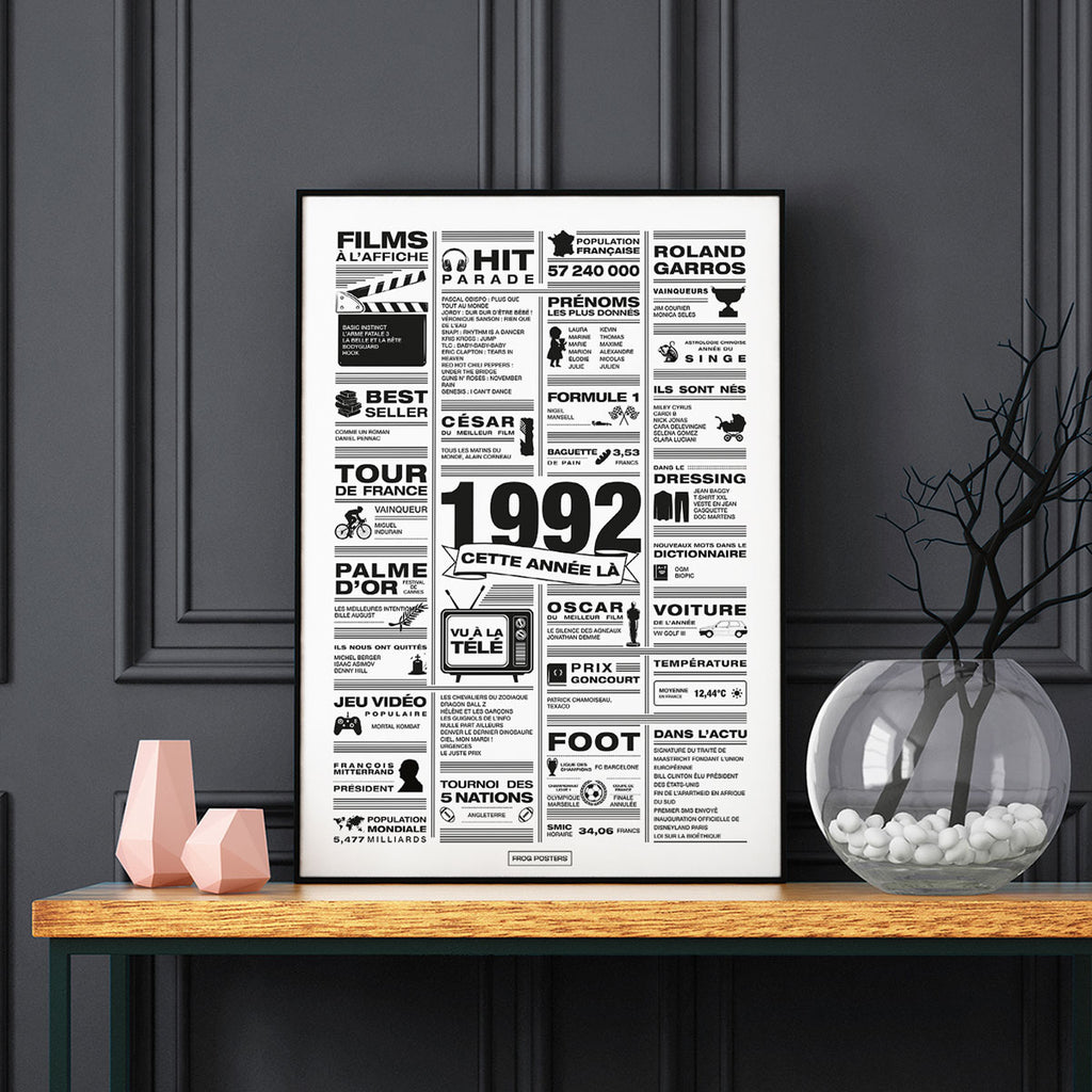 Affiche année 1992 encadrée dans un salon, décoration murale rétro en noir et blanc