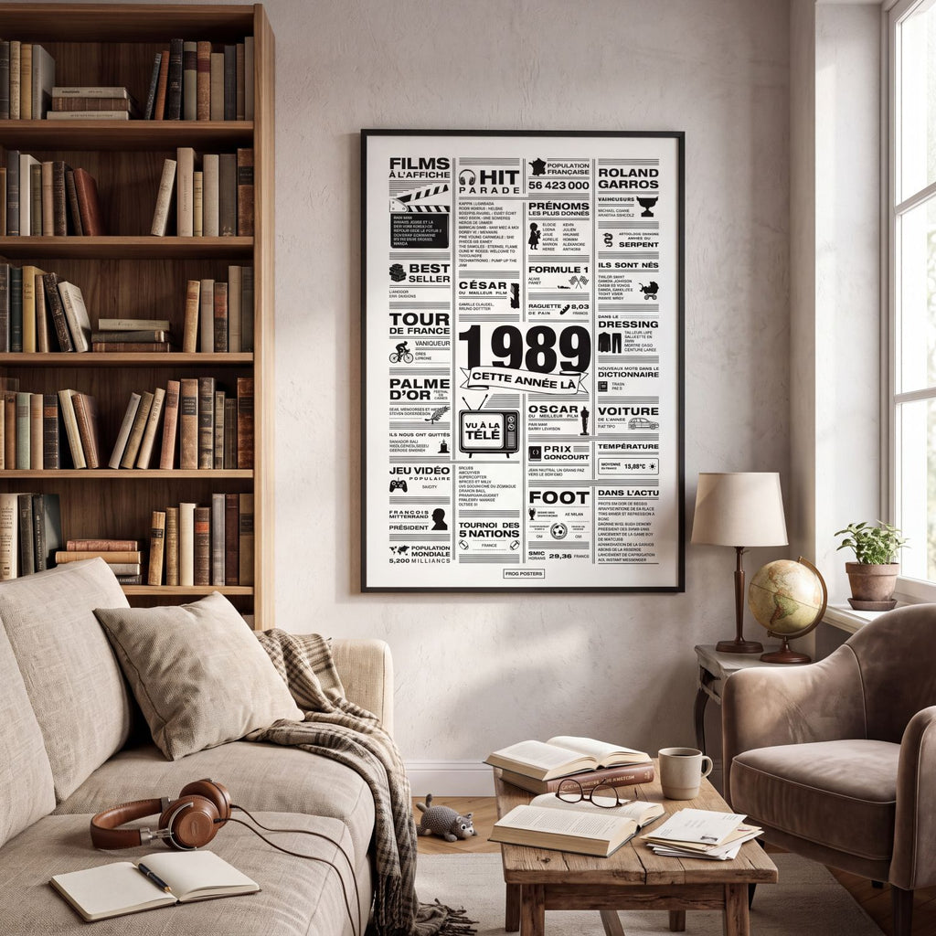 Affiche année 1989 encadrée dans un salon bibliothèque chaleureux aux murs beige, avec canapé crème, fauteuil et globe terrestre, poster rétrospective année de naissance 1989, idée cadeau anniversaire, décoration murale rétro noir et blanc 50x70cm