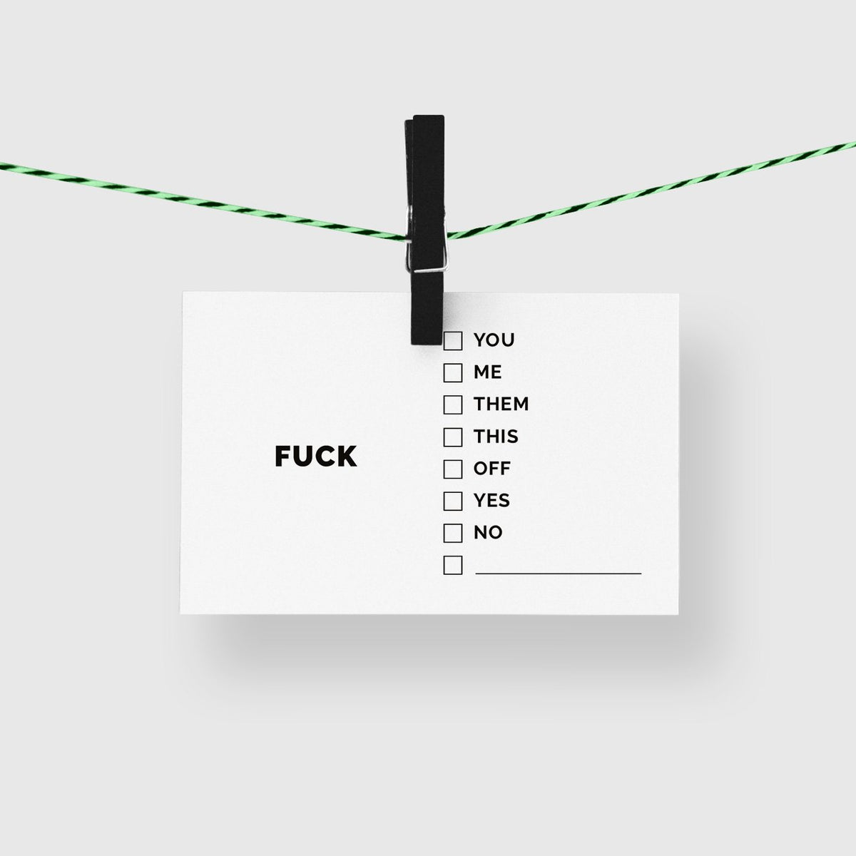 Cartes de visite humour FUCK suspendues à une corde à linge