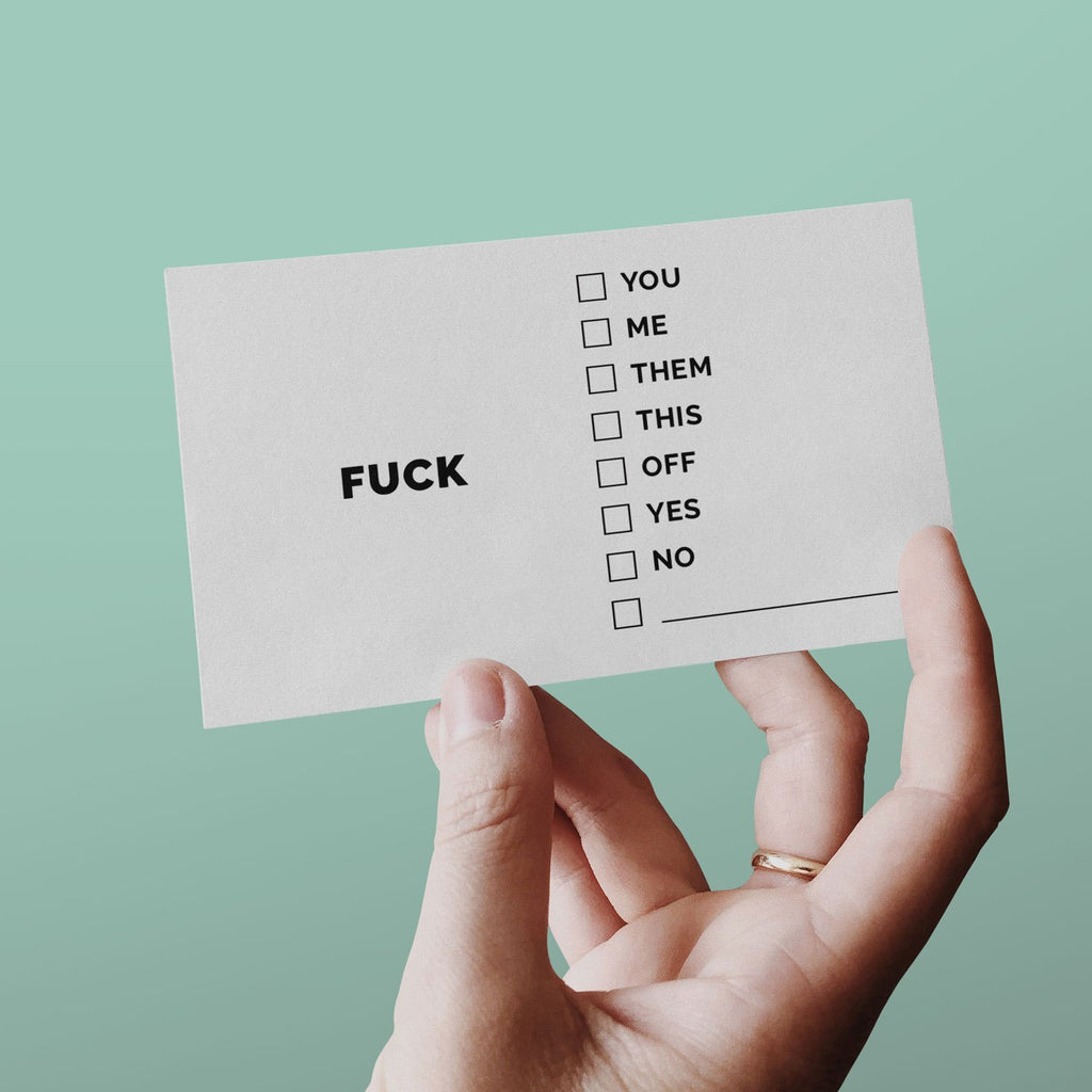 Main tenant une carte de visite FUCK à cocher sur fond vert