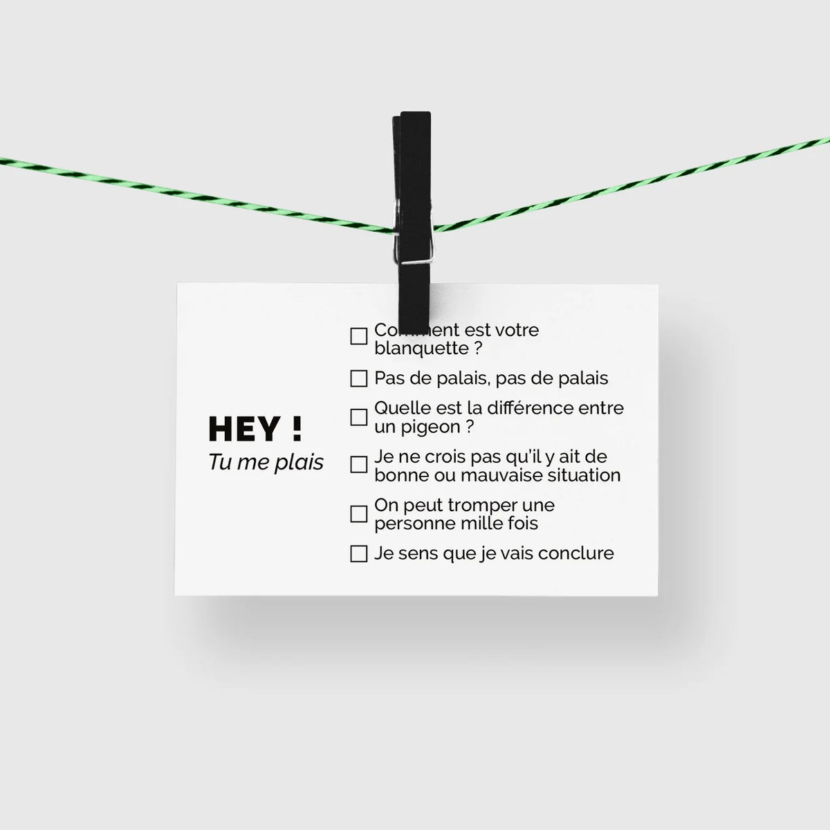 Carte de visite humour séduction spécial boomer « Hey ! Tu me plais » suspendue à une corde à linge par une pince noire