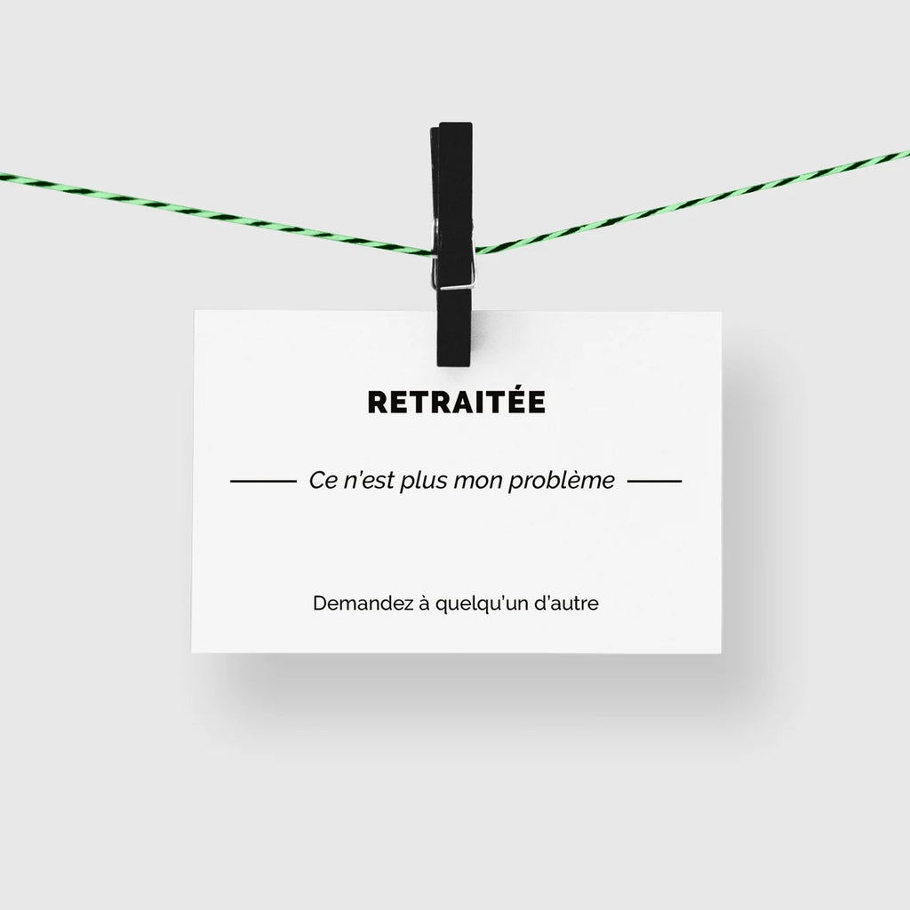 Carte de visite humour « Retraitée » suspendue à une corde à linge par une pince noire