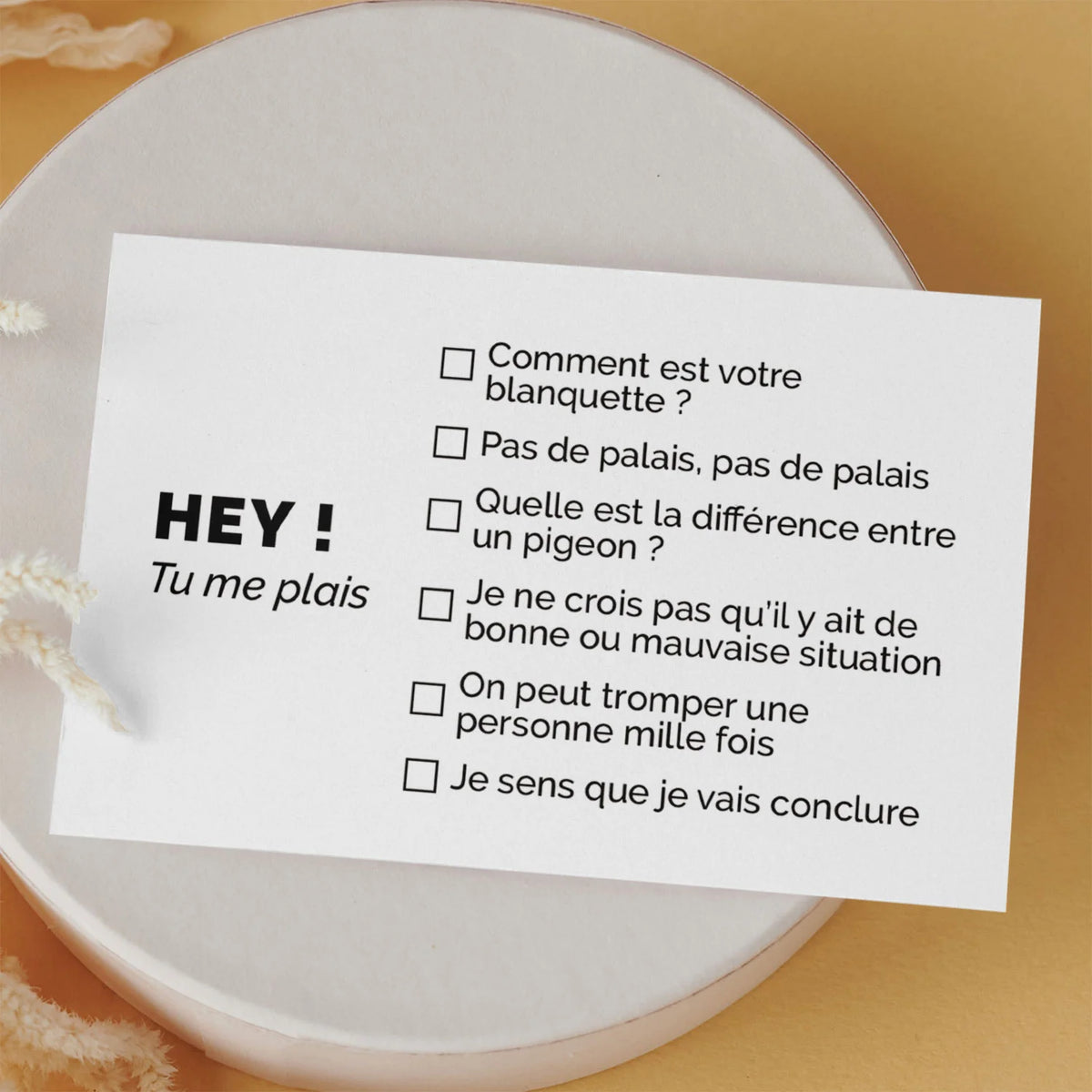 Carte de visite drôle séduction spécial boomer « Hey ! Tu me plais » posée sur une boîte ronde, fond orange