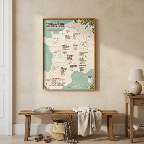 Affiche Carte des Fromages de France encadrée 50×70 cm dans une entrée chaleureuse, mur beige texturé, banc en bois avec coussin en lin, lumière douce venant de la droite